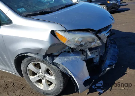 2017 Toyota Sienna Le 8 Passenger z USA, uszkodzony, nr VIN 5TDKZ3DC2HS813112